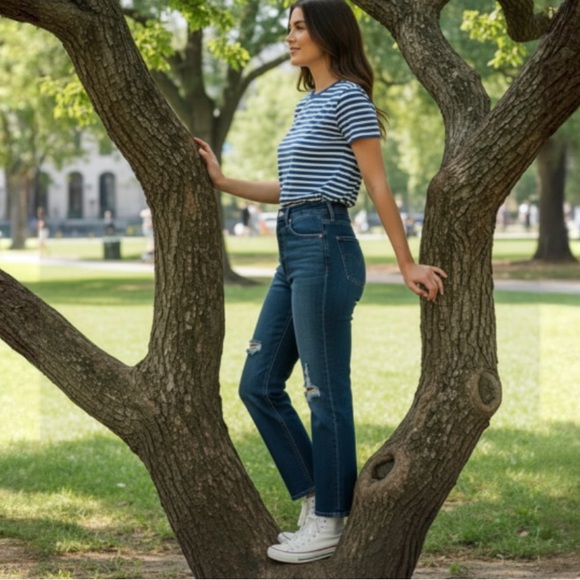 Levi’s Ribcage Straight Ankle Distressed Jeans - Picture 2 of 10